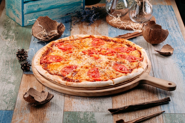 Italiaanse pizza margarita met tomaten en kaas