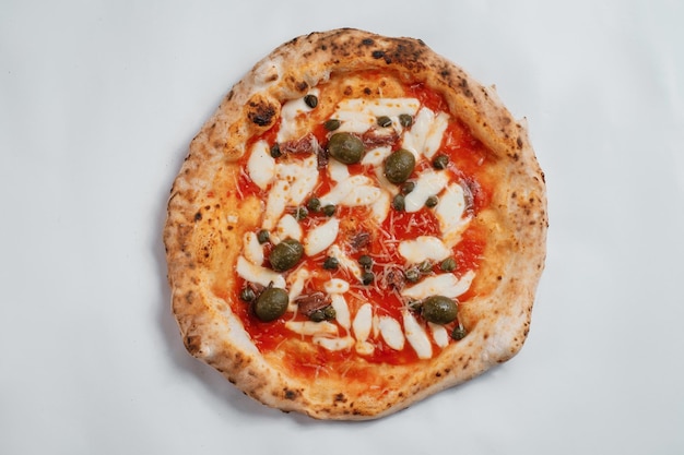 Italiaanse pizza met ansjovis en kappertjes op een witte achtergrond
