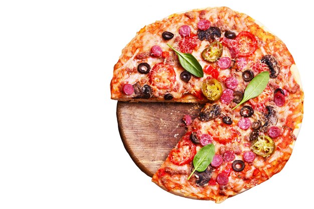 Italiaanse pizza met de lekkerste producten met tomaten mozzarella kaas champignons en olijven