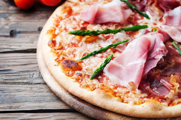 Italiaanse pizza met ham en asperges