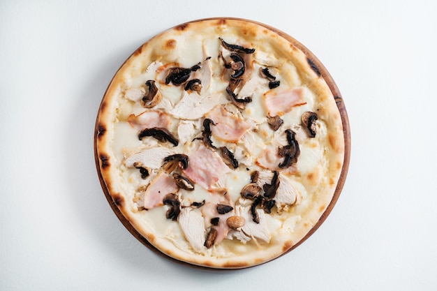 Italiaanse pizza met ham kip en champignons