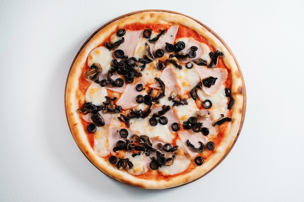 Italiaanse pizza met ham, olijven en kaas