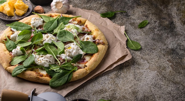 Italiaanse pizza met mozzarella van zachte kaas