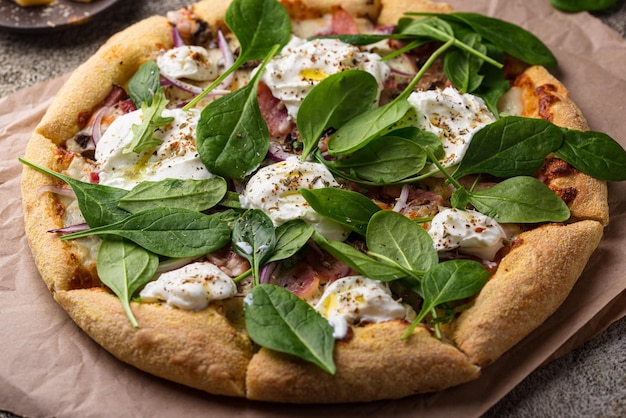 Italiaanse pizza met mozzarella van zachte kaas