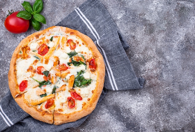 Italiaanse pizza met tomaat, mozzarella en kip
