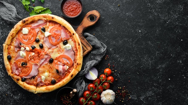 Italiaanse pizza met tomaten, spek en olijven Bovenaanzicht Vrije ruimte voor uw tekst
