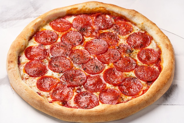 Italiaanse pizza met tomatensaus van Pepperoni Mozzarella kaas