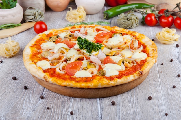 Italiaanse pizza op een houten ondergrond met decoratie rond