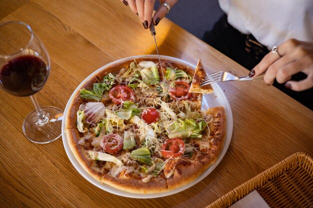 Italiaanse pizza op een houten tafel in een restaurant