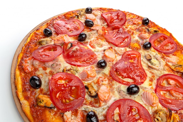 Italiaanse pizza over wit