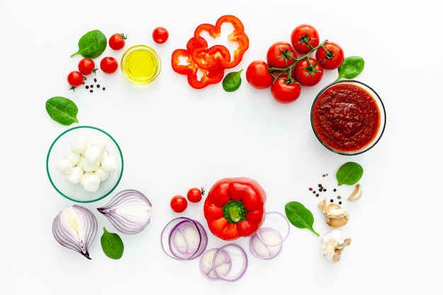 Italiaanse pizzabereiding en ingrediënten