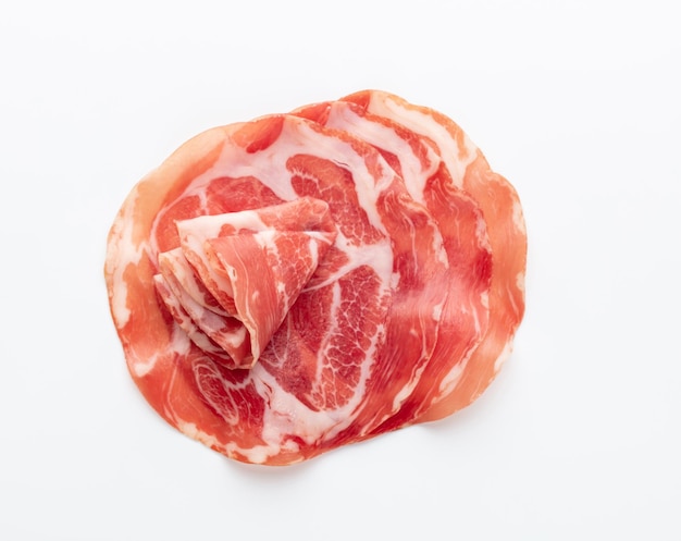 Italiaanse prosciutto crudo of jamon. Rauwe ham. Geïsoleerd op een witte achtergrond.