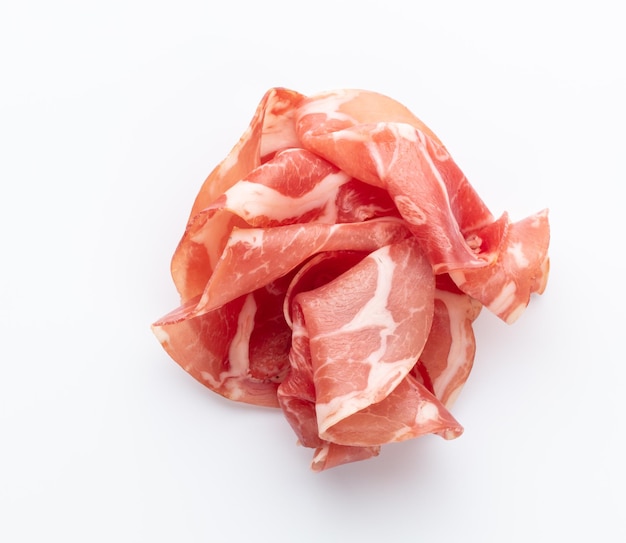 Italiaanse prosciutto crudo of jamon. rauwe ham. geïsoleerd op een witte achtergrond.