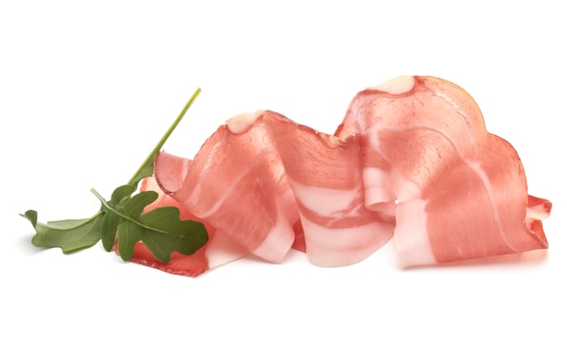 Italiaanse prosciutto crudo of jamon rauwe ham geïsoleerd op witte achtergrond