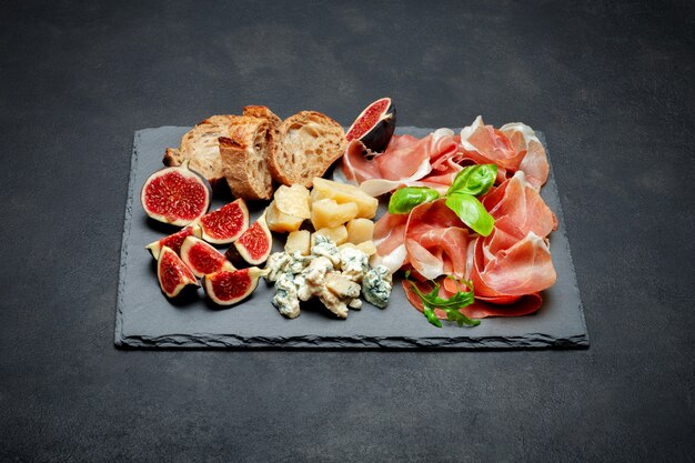 Italiaanse prosciutto crudo of Spaanse ham, kaas, vijgen en brood