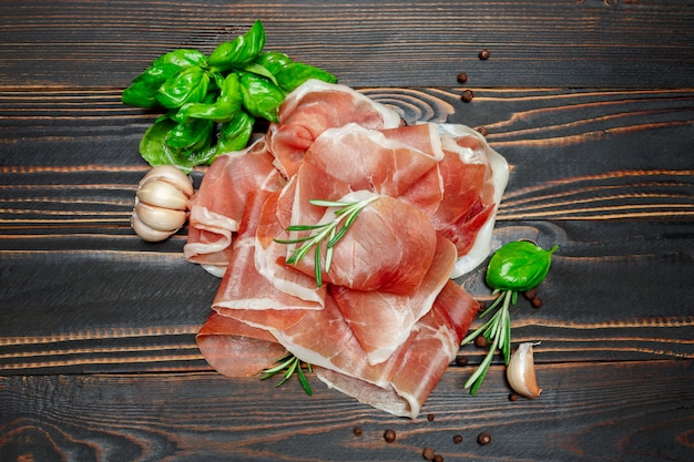 Italiaanse prosciutto crudo of Spaanse ham. Rauwe ham op houten oppervlak