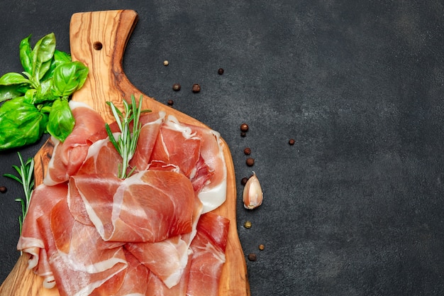Italiaanse prosciutto crudo of Spaanse ham. Rauwe ham op houten snijplank
