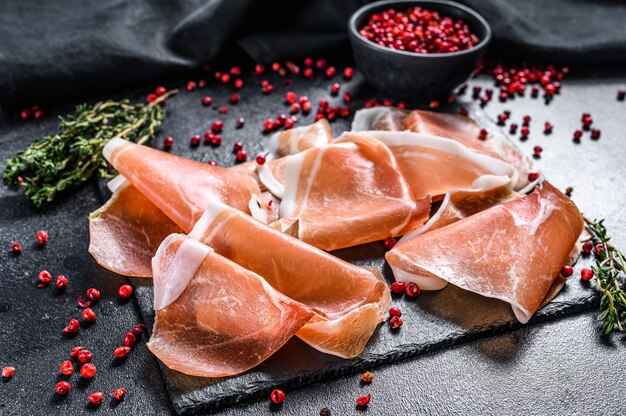 Italiaanse prosciutto crudo op tafel