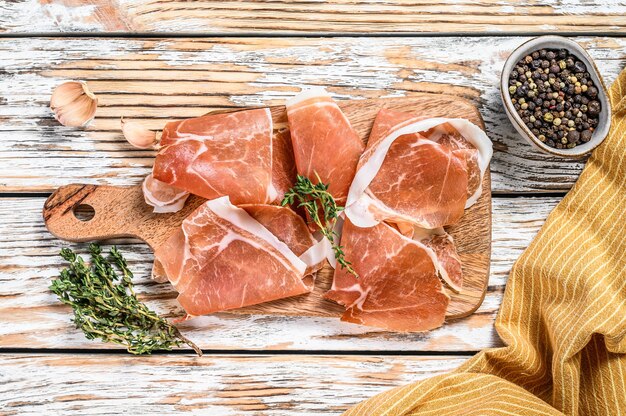 Italiaanse prosciutto crudo op tafel