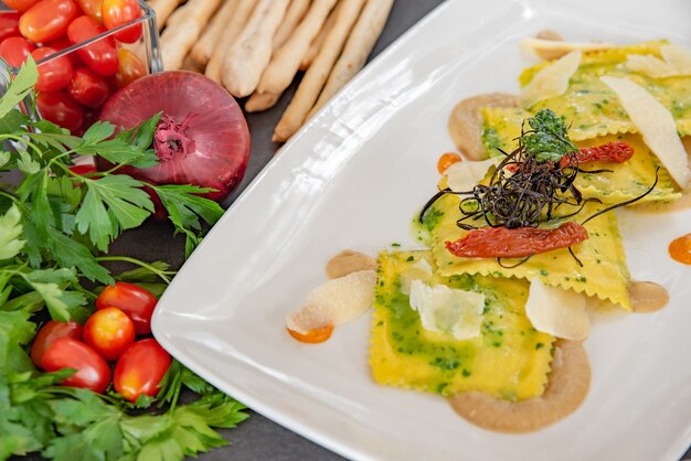 Foto italiaanse ravioli geserveerd op een wit bord