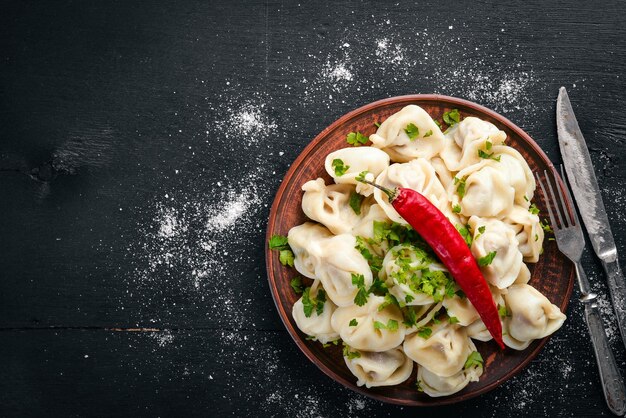 Italiaanse ravioli in de plaat op de donkere achtergrond