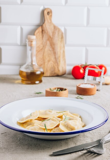 Italiaanse ravioli met rozemarijn en kaas