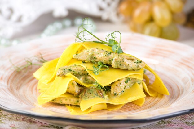 Italiaanse recepten, traditionele pasta Maltagliati met mosselen en linzen.