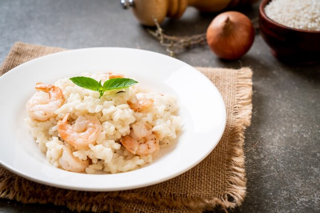 Italiaanse risotto met garnalen op een witte plaat