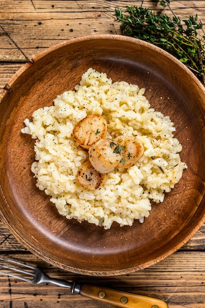 Italiaanse risotto met sint-jakobsschelpen in een pan.