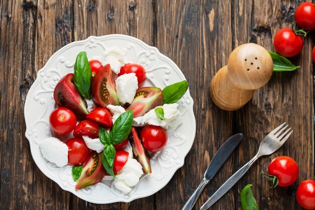 Italiaanse salade caprese met tomaat, basilicum en mozzarella