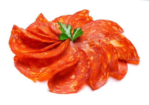 Italiaanse Salami of Spaanse chorizo op geïsoleerd wit