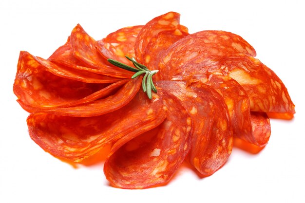 Italiaanse Salami of Spaanse chorizo op geïsoleerd wit