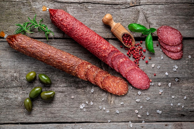 Italiaanse salami van de beste kwaliteit op oude houten tafel