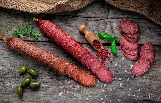 Italiaanse salami van de beste kwaliteit op oude houten tafel