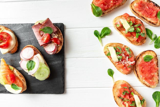 Italiaanse sandwiches op een witte bruschetta-set als achtergrond