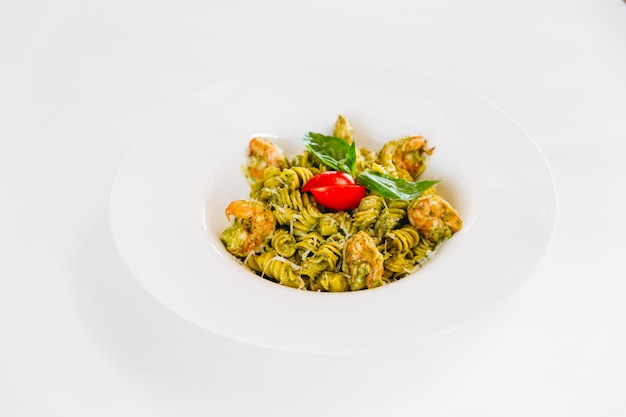 Italiaanse schotel groene fusilli pasta met garnalen