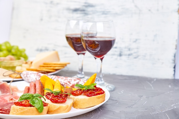 Italiaanse snacks ingesteld met rode wijn