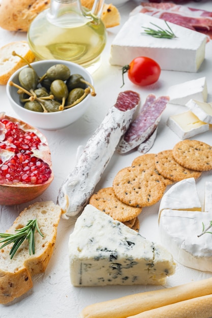 Italiaanse snacks, vlees kaas, kruiden set, op witte tafel