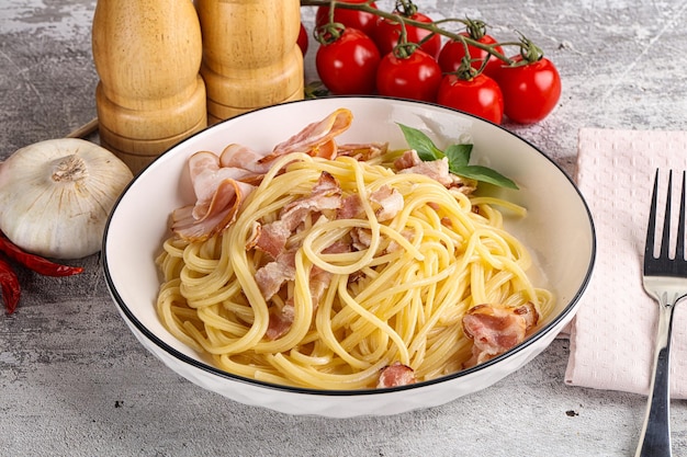 Italiaanse spaghetti Carbonara met spek