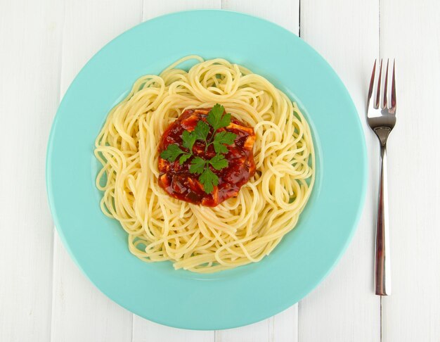 Foto italiaanse spaghetti in plaat op houten tafel