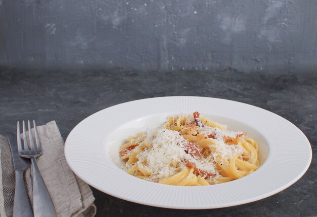 Italiaanse spaghetti met Carbonara geserveerd