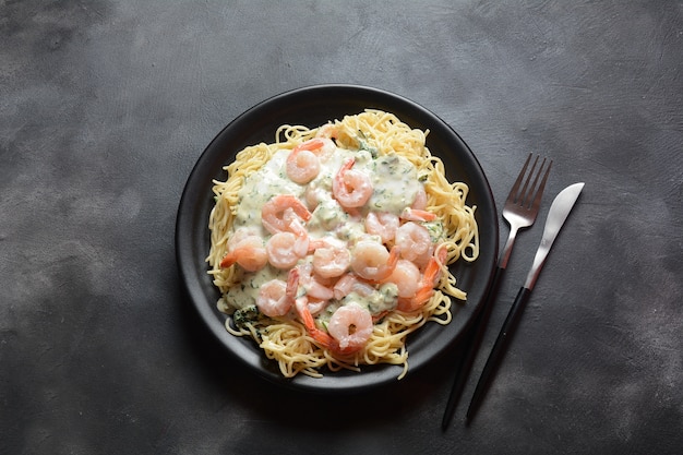 Italiaanse spaghetti met garnalen en romige saus