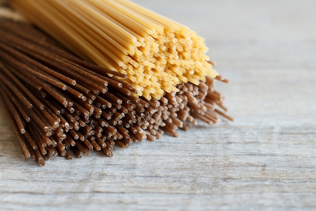 Italiaanse spaghetti op de oude houten tafel close-up