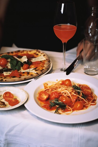 Foto italiaanse spaghetti pasta gemengd met een licht gebraden ei en geruite kaas verticale oriëntatie