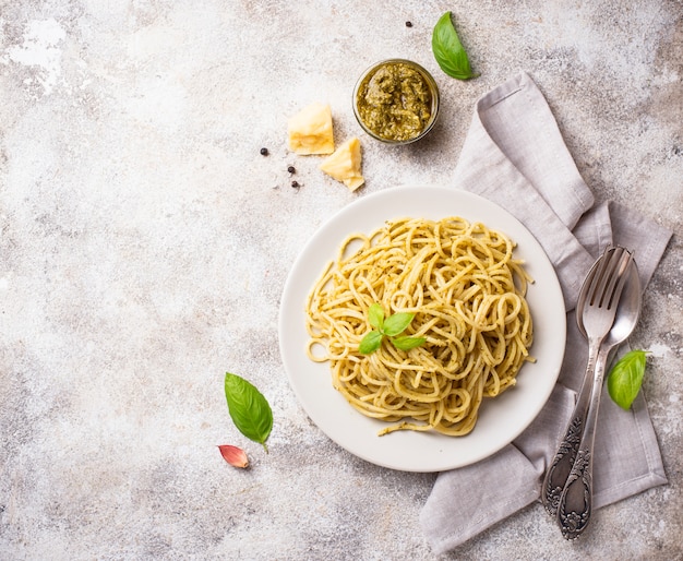 Italiaanse spaghettideegwaren met pestosaus