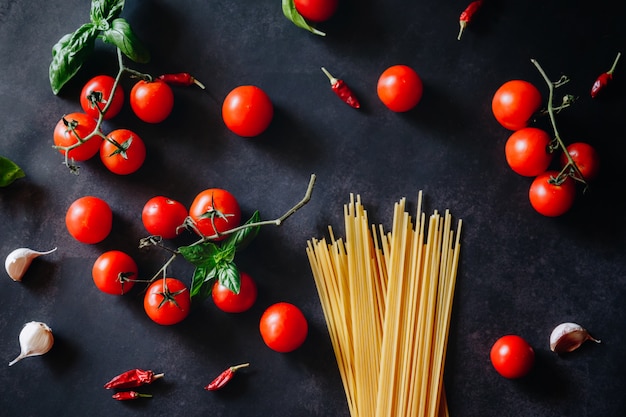 Italiaanse stijl plat met tomaten, knoflook en spaghetti