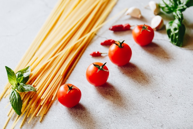 Italiaanse stijl plat met tomaten, knoflook en spaghetti