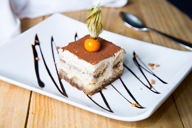 Italiaanse tiramisu. Tiramisu is een koude cake die in laagjes wordt samengesteld.