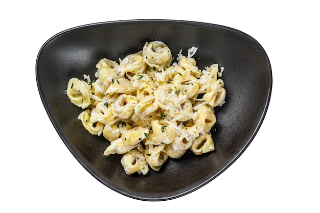 Italiaanse tortellini pasta in roomsaus met spinazie geïsoleerd op een witte achtergrond