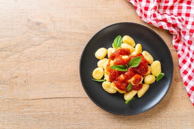 Italiaanse tortellini pasta met tomatensaus Italiaanse eetstijl